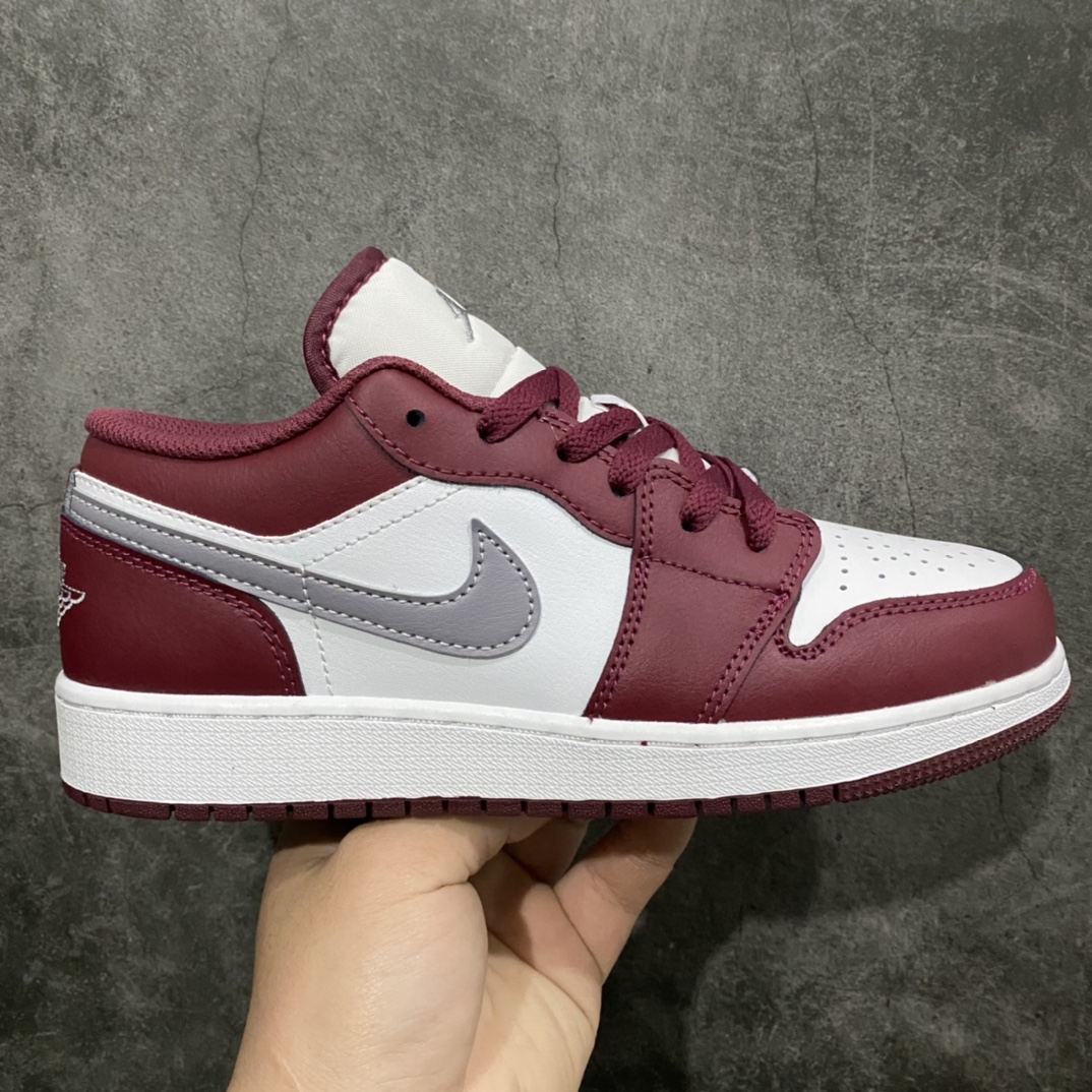 GC(dt)纯原版nAir Jordan AJ1 Low 低帮波尔多白酒红 553558-615市面唯一纯原级别 完美零毛边处理 原厂内置全掌气垫 价格定位良心 几十个配色陆续出 平台专用代工流水线出品 一眼公司既视感 拿到手的一瞬间就与众不同 碾压市面所有版本 认准细节 全部原鞋开发 每一个配色都会采购原鞋确认细节 打破市面看图做货无好货之说 细节精确 所有配色原数据档案开发！  尺码：35.5 36 37.5 38 38.5 39 40 40.5 41 42 42.5 43 44 44.5 45-莆田鞋批发中心