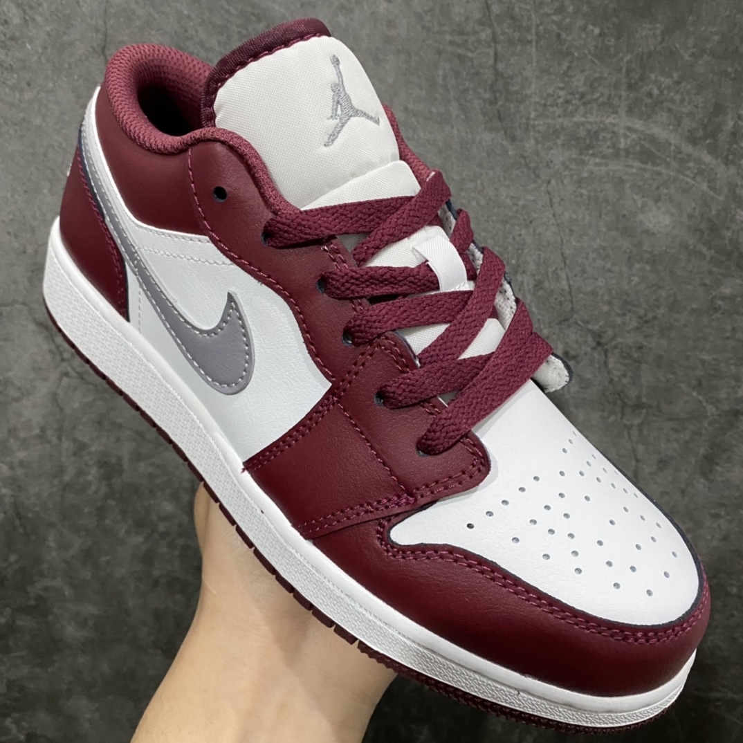 图片[3]-GC(dt)纯原版nAir Jordan AJ1 Low 低帮波尔多白酒红 553558-615市面唯一纯原级别 完美零毛边处理 原厂内置全掌气垫 价格定位良心 几十个配色陆续出 平台专用代工流水线出品 一眼公司既视感 拿到手的一瞬间就与众不同 碾压市面所有版本 认准细节 全部原鞋开发 每一个配色都会采购原鞋确认细节 打破市面看图做货无好货之说 细节精确 所有配色原数据档案开发！  尺码：35.5 36 37.5 38 38.5 39 40 40.5 41 42 42.5 43 44 44.5 45-莆田鞋批发中心