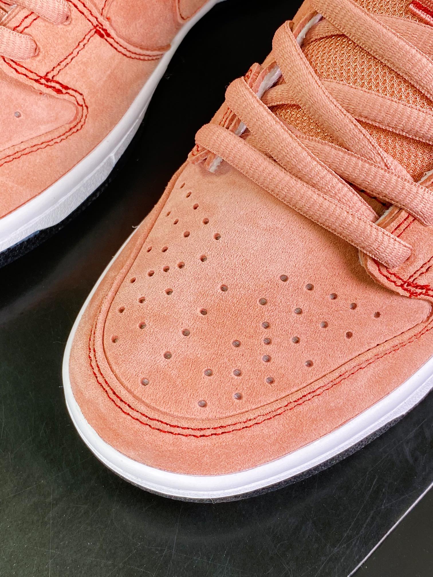 240 SB Dunk Low Pro”Pink Pig”扣篮系列低帮板鞋“麂皮粉红猪”CV1655-600