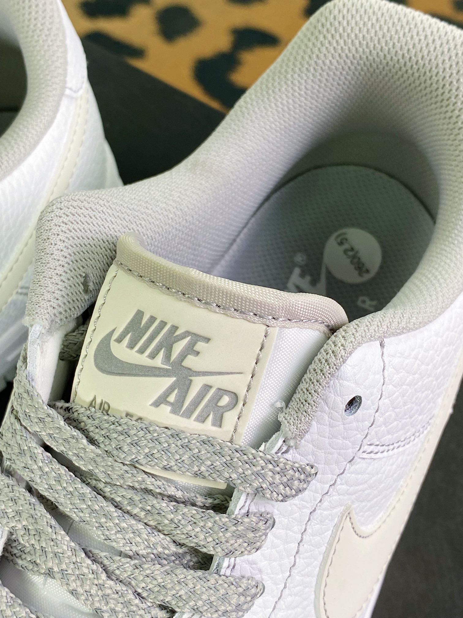 240 Air Force 1 Low”MORE THAN____”空军一号低帮板鞋“白浅灰签名涂鸦”UO5369-603
