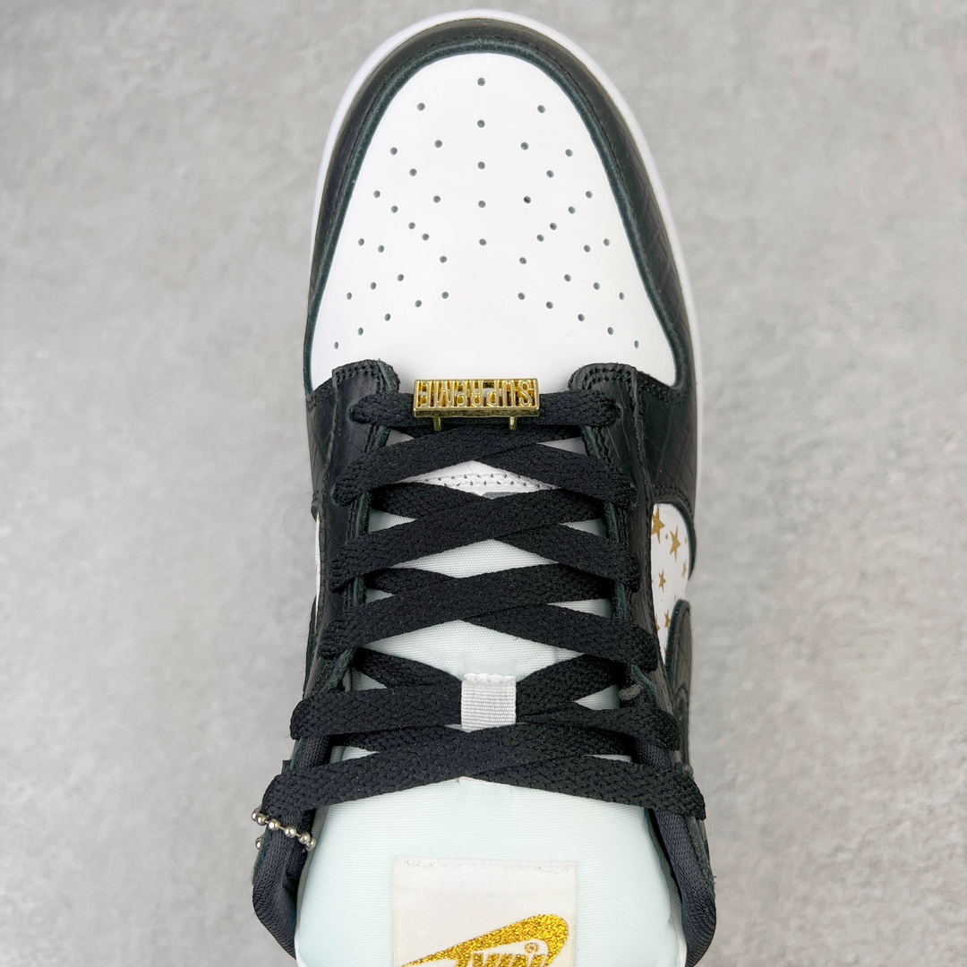 图片[4]-＃AY/GZ纯原福利 Supreme x NK SB Dunk Low 联名白金黑DH3228-102 独家原厂航空铝磨具打磨大底 鞋头坡度极致还原 原盒原配 圈内天花板工艺 原厂冲刀 超高清洁度 全鞋零毛边皮料切割 全套原楦原模倾力打造完美版型 采用原厂百宏鞋带以及原厂百宏织唛舌标 内标可供原厂几率过验 原厂中底布黄色点胶 原厂中底布拉帮走线遵循公司 尺码对应库存‼️-选品中心