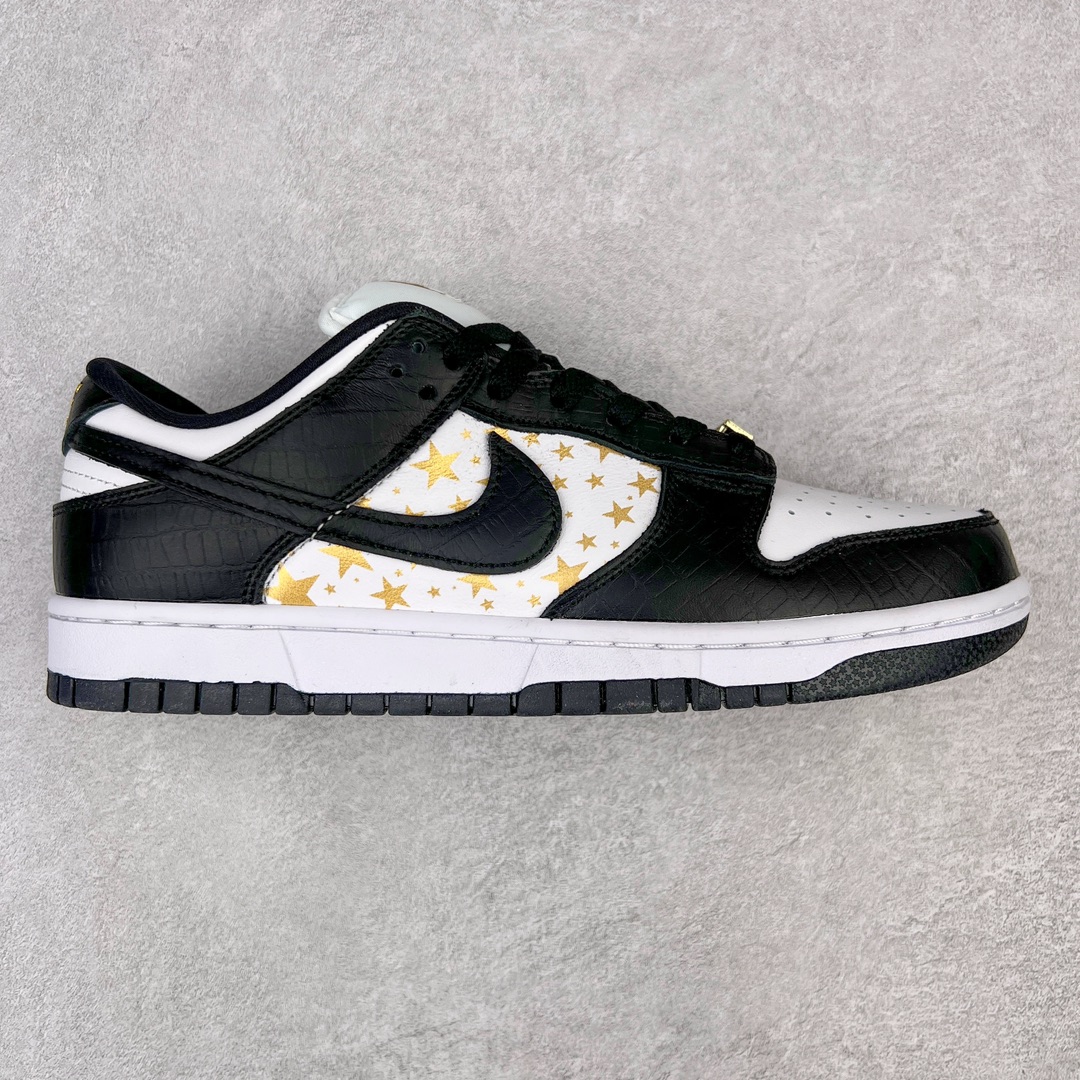 #AY/GZ纯原福利 Supreme x NK SB Dunk Low 联名白金黑DH3228-102 独家原厂航空铝磨具打磨大底 鞋头坡度极致还原 原盒原配 圈内天花板工艺 原厂冲刀 超高清洁度 全鞋零毛边皮料切割 全套原楦原模倾力打造完美版型 采用原厂百宏鞋带以及原厂百宏织唛舌标 内标可供原厂几率过验 原厂中底布黄色点胶 原厂中底布拉帮走线遵循公司 尺码对应库存‼️-选品中心