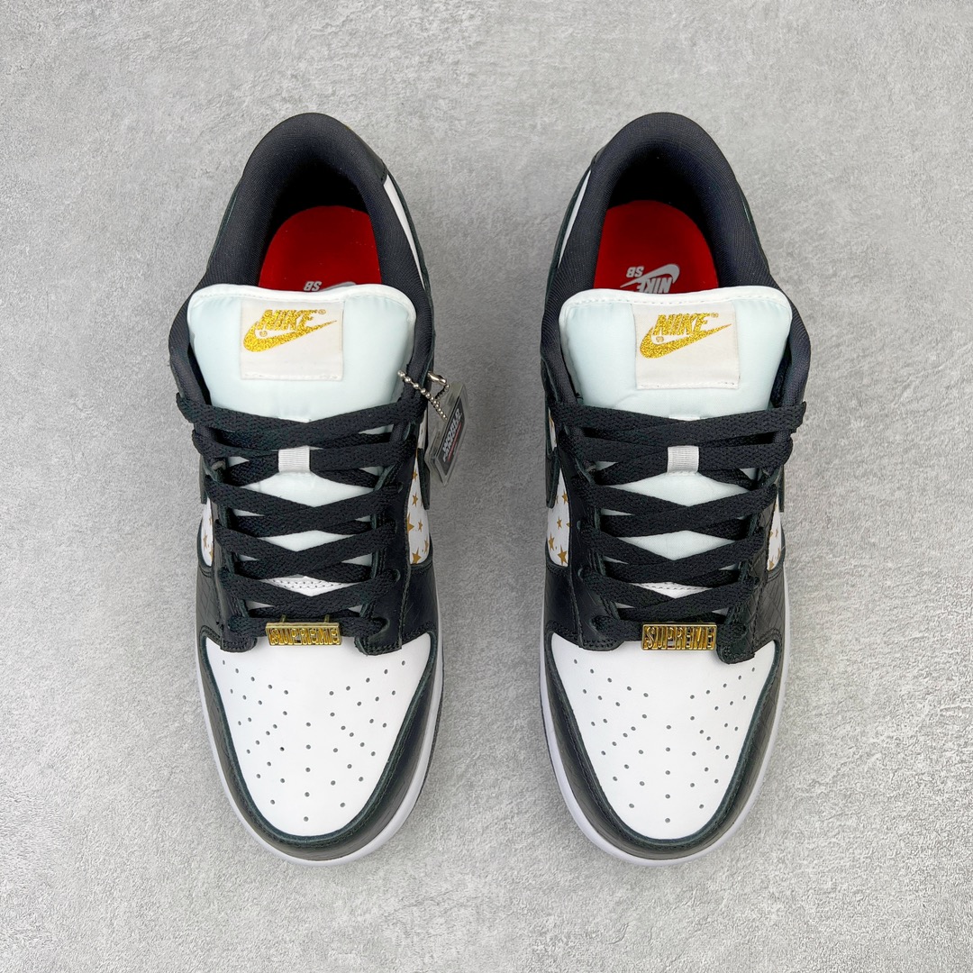 图片[2]-＃AY/GZ纯原福利 Supreme x NK SB Dunk Low 联名白金黑DH3228-102 独家原厂航空铝磨具打磨大底 鞋头坡度极致还原 原盒原配 圈内天花板工艺 原厂冲刀 超高清洁度 全鞋零毛边皮料切割 全套原楦原模倾力打造完美版型 采用原厂百宏鞋带以及原厂百宏织唛舌标 内标可供原厂几率过验 原厂中底布黄色点胶 原厂中底布拉帮走线遵循公司 尺码对应库存‼️-选品中心
