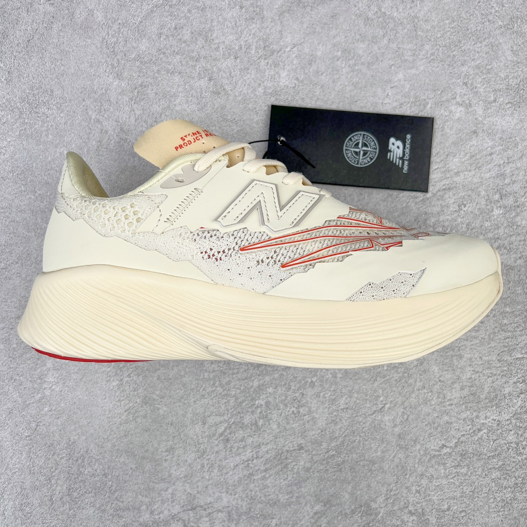 💰180 Stone Island x New Balance RC Elite V2 NB石头岛 Stone Island与NewBalance\’s Tokyo Design Studio合作推出FuelCellRCEliteV2 这是双方首次选用特定的跑步和训练鞋合作 因为两者有一些共同的核心价值观 创新、独立和无噱头品质的传承使字母N和StoneIsland指南针成为品味的代名词 Stone Island Tokyo Design Studio FuelCell RC Elite的外型、推进性的FuelCell缓震、全掌、能量回馈的碳纤维板和透气的针织鞋面 搭配锯齿状边缘 合成覆盖层 灵感来源于经典的574 Size：36 37 37.5 38 38.5 39.5 40 41.5 42 42.5 43 44 44.5 45 编码：Cby2936050-运动鞋