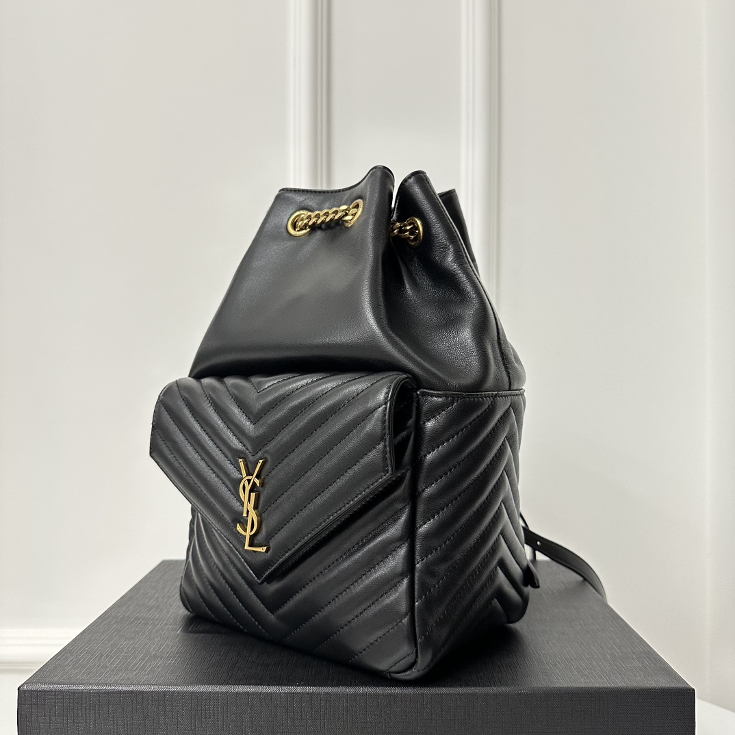 [Backpacks]Classic letter logo with metal hardware The V-suture in the front p