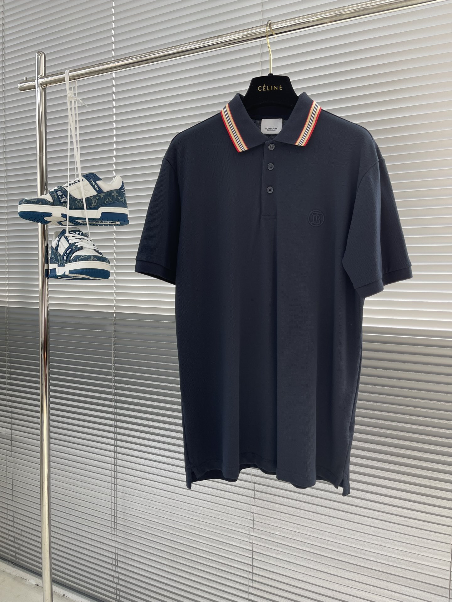 NO:431829,-BBR 2025SS Spring and Summer Lapel POLO New Style TB logo embroidery on the chest, classic stripes on the collar, custom letter logo buttons, details are in place, made of cotton beaded floor cloth, comfortable to touch!  Size M-XXL M size clothes 70 bust 104 shoulder width 44 L size clothes 72 bust 108 shoulder width 45.5…,,alexander wang19860909-BBR 2025SS春夏翻领POLO新款 胸前TB徽标刺绣工艺,领子定织经典条纹,定制字母标识纽扣,细节到位 ,采用 棉质珠地布制成,手感舒适！ 尺码M-XXL M码衣长70 胸围104 肩宽44 L码衣长72 胸围108 肩宽45.5…,,alexander wang,Men's clothing