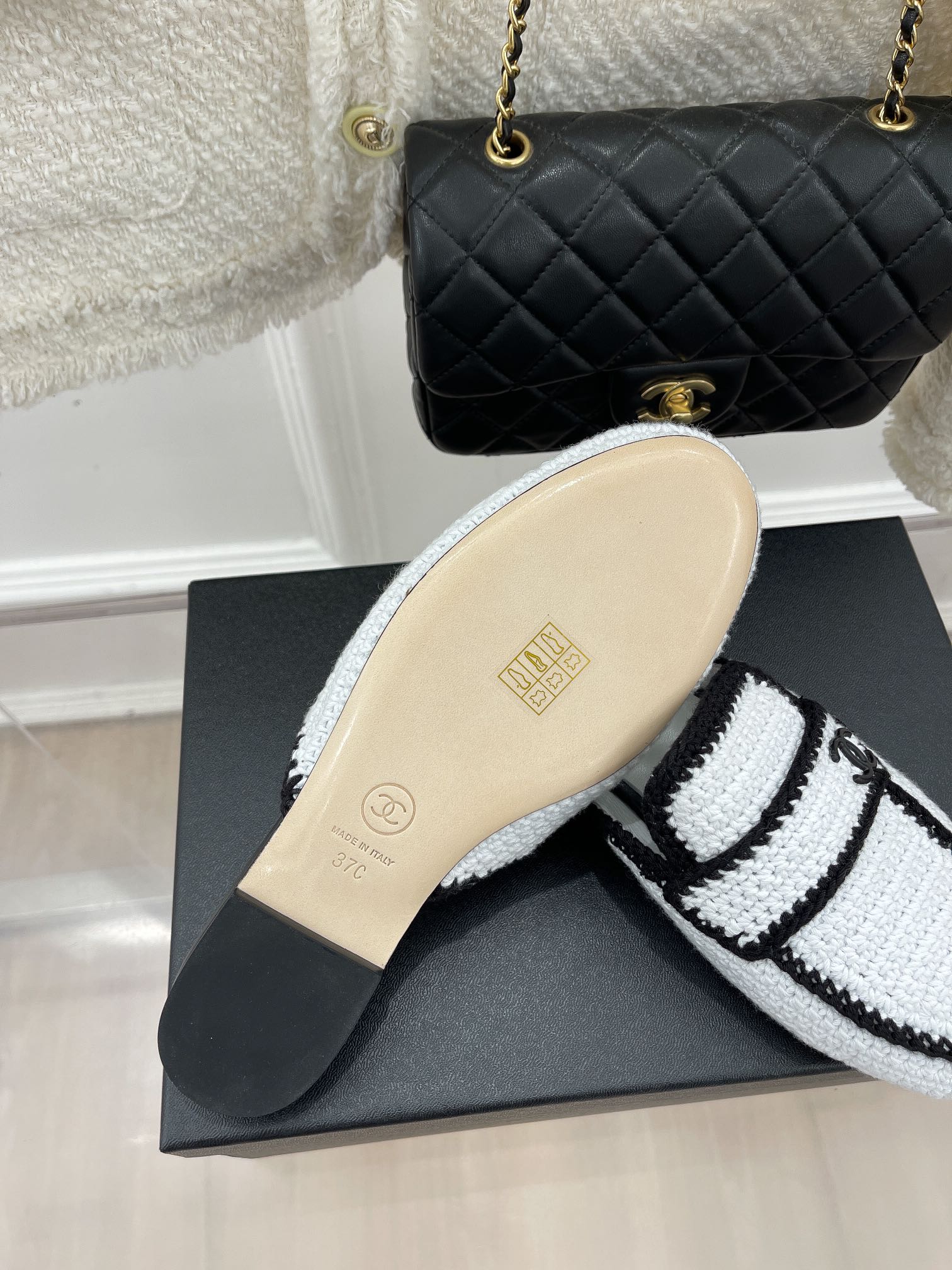 
CHANE*｜小香23P新品编制半拖
这一季手工编织半拖系列真的超美
蠢萌可爱的造型带了点复古味
绝对