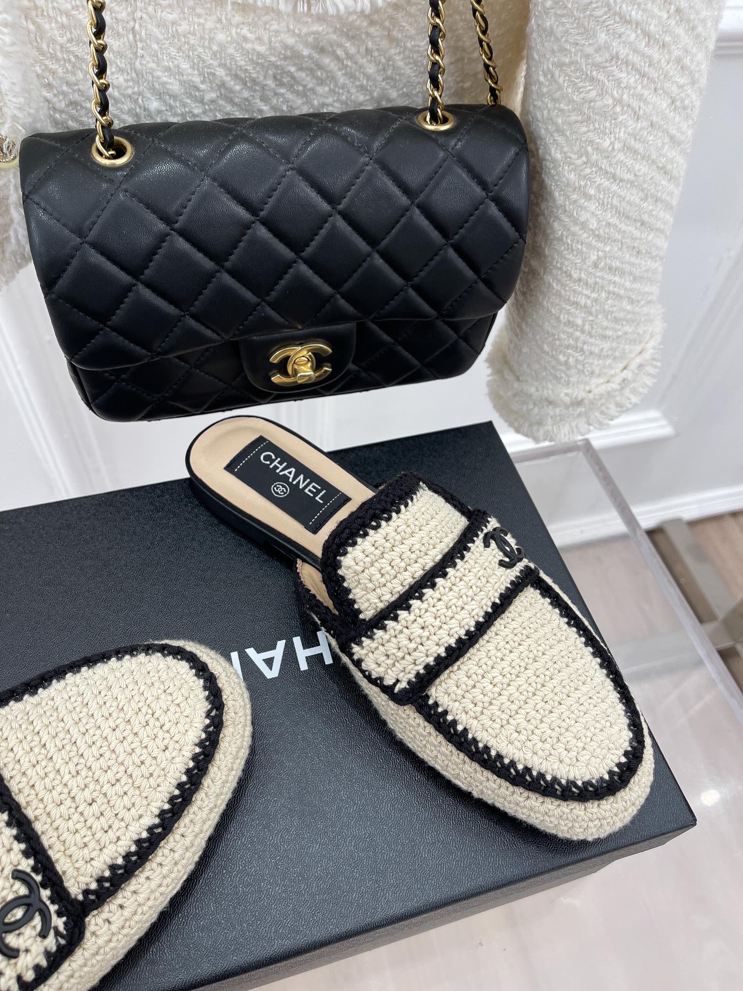 
CHANE*｜小香23P新品编制半拖
这一季手工编织半拖系列真的超美
蠢萌可爱的造型带了点复古味
绝对