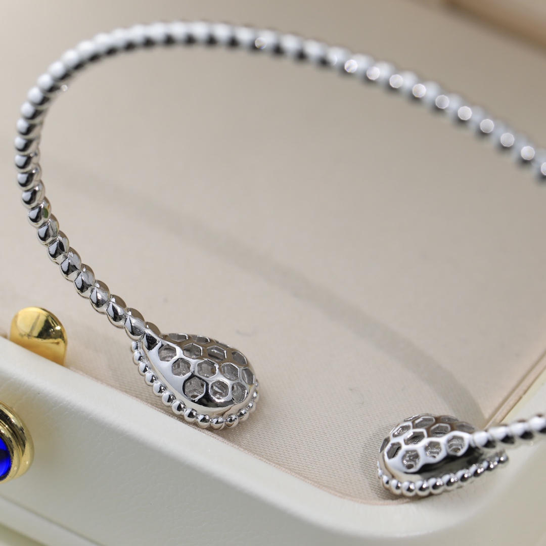 “Gold Rosary Bracelet with Logo: Stylish Design and Meaningful Symbolism” - 图片 8