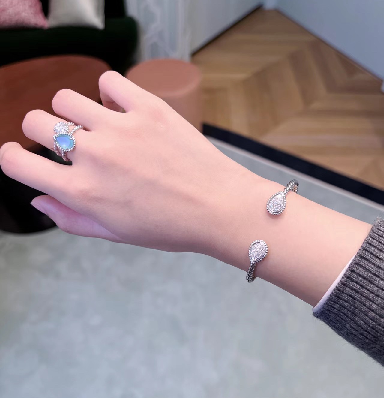 “Gold Rosary Bracelet with Logo: Stylish Design and Meaningful Symbolism” - 图片 5