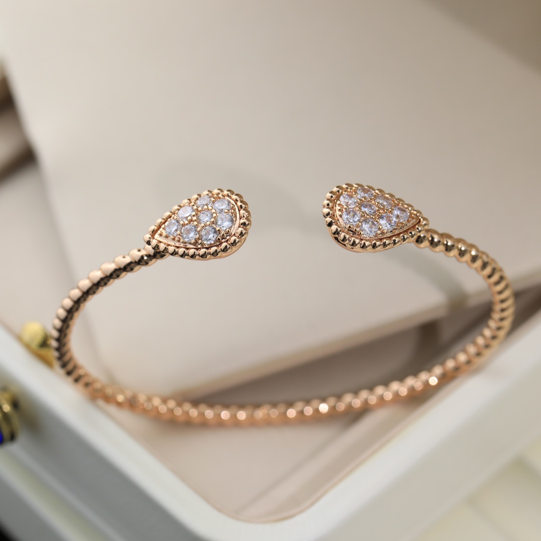 “Gold Rosary Bracelet with Logo: Stylish Design and Meaningful Symbolism” - 图片 4