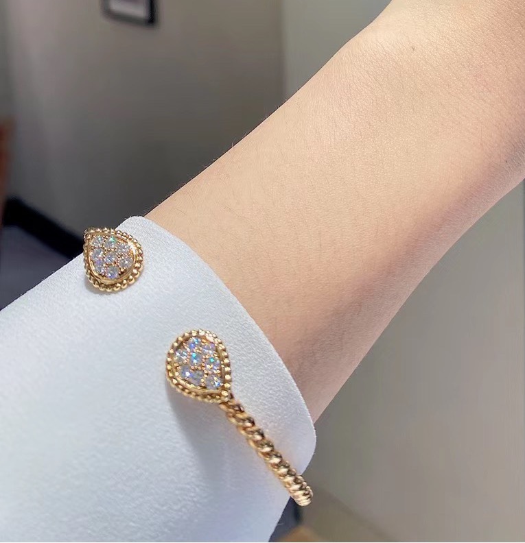 “Gold Rosary Bracelet with Logo: Stylish Design and Meaningful Symbolism” - 图片 3