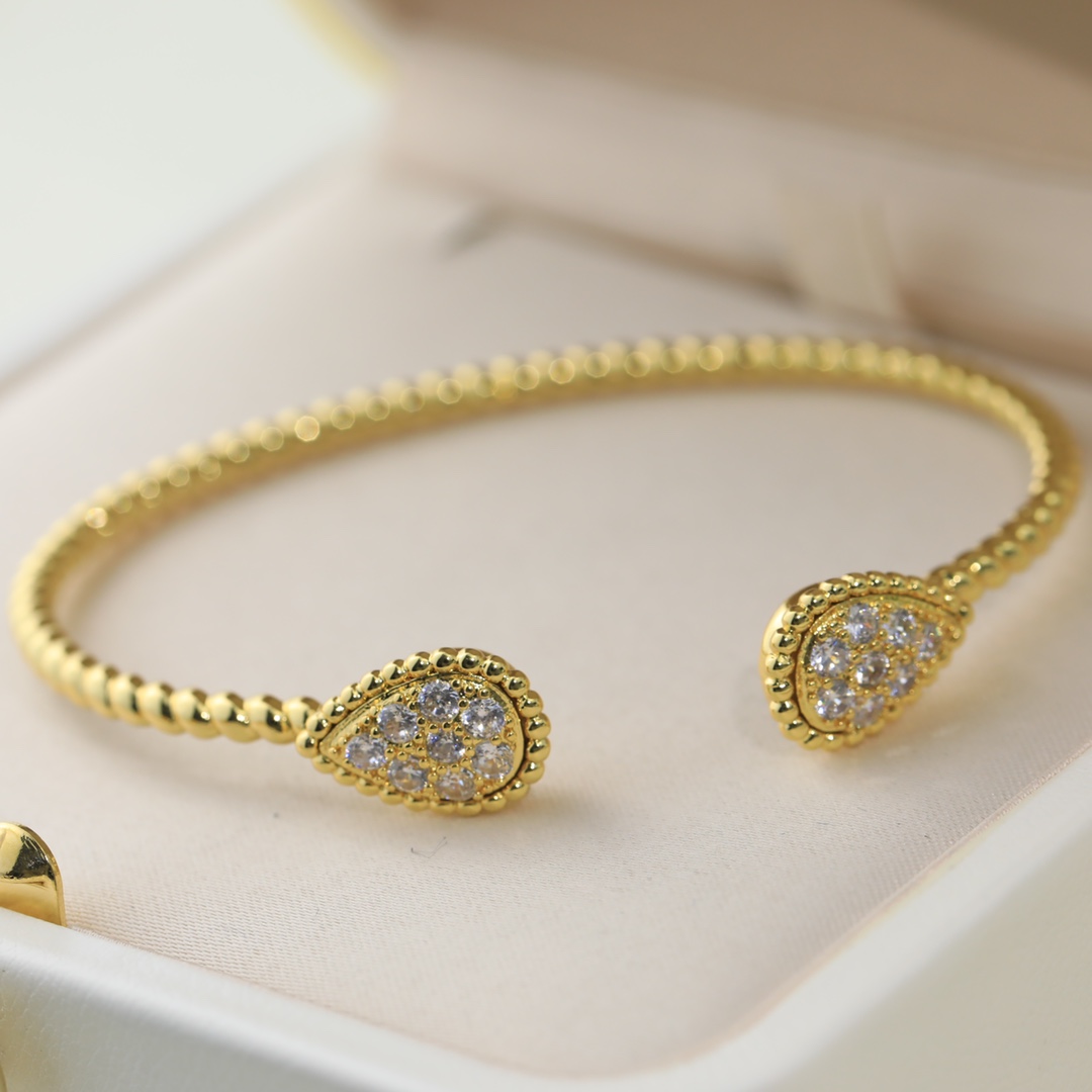 “Gold Rosary Bracelet with Logo: Stylish Design and Meaningful Symbolism” - 图片 2
