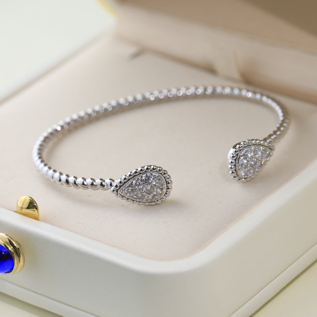 “Gold Rosary Bracelet with Logo: Stylish Design and Meaningful Symbolism” - 图片 6