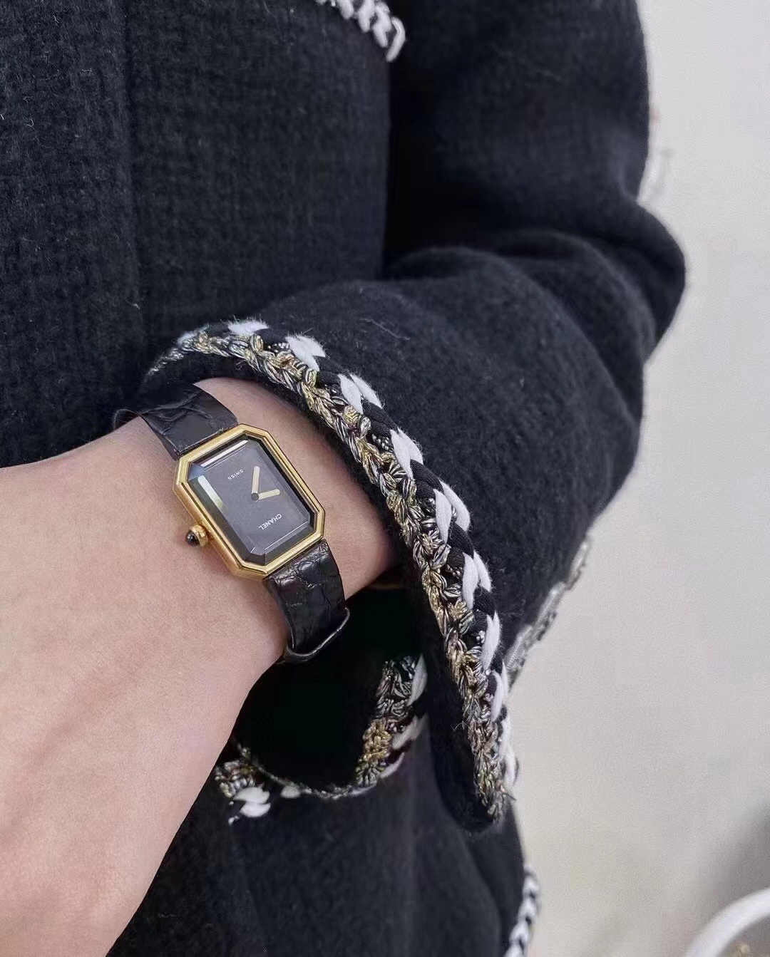 NO:383891,Original DV factory 1:1 reproduction! Chanel Chanel black gold sugar cube watch, this one was born in 1987, so this watch is also called '1987'. This watch was designed by Coco for Hollywood actress Greta Garbo. As Chanel's first watch, it has a very remiere (first appearance). The octagonal sapphire case is inspired by the bottle cap of N°5 fragrance and the Paris Fonden Square near Coco's home. Because this appearance looks very similar to sugar cube, it is also called sugar cube watch.  The classic black crocodile leather is very textured!! The open-cover jewelry buckle and the opening and closing method are also very ritual. It is a watch that immediately improves fashion when you wear whatever clothes you wear. This watch is still very popular, so this watch is also very value-preserving and will never be outdated. The heartthrobs in the medieval watch are retro and elegant, there are no seconds hand, no numbers or time marks on the dial to make you feel the time as you like, and it is unique to add avant-garde and fashionable to all shapes. Chanel, Chanel, Crocodile skin19860909DV厂原装1:1复刻! 香奈儿 Chanel黑金方糖腕表,这款诞生于1987年,所以这款表也叫“1987‘’. 这款表是coco邀请好莱坞女星GretaGarbo设计,作为 香奈儿的第一款腕表,非常具有remiere (首次露面) 的意义,表壳八角形蓝宝石谭的灵感来源于N°5香 水的瓶盖以及coco家附近的巴黎芳登广场,因为这个外 形很像方糖也被大家称之为方糖腕表. 经典的黑色鳄鱼皮很有质感！！开盖式的珠宝扣,开合方式也很有仪式感,就是一款你穿什么衣服戴它都立刻提高时尚度的腕表.这款表至今都非常受欢迎,所以这款表也是非常保值而且永远不会过时的.中古表里的万人迷复古优雅,表盘上没有秒针没有数字也没有时标让你随心感觉时间,与众不同为各种造型平添前卫时尚感,,chanel,chanel,crocodile skin,Watch