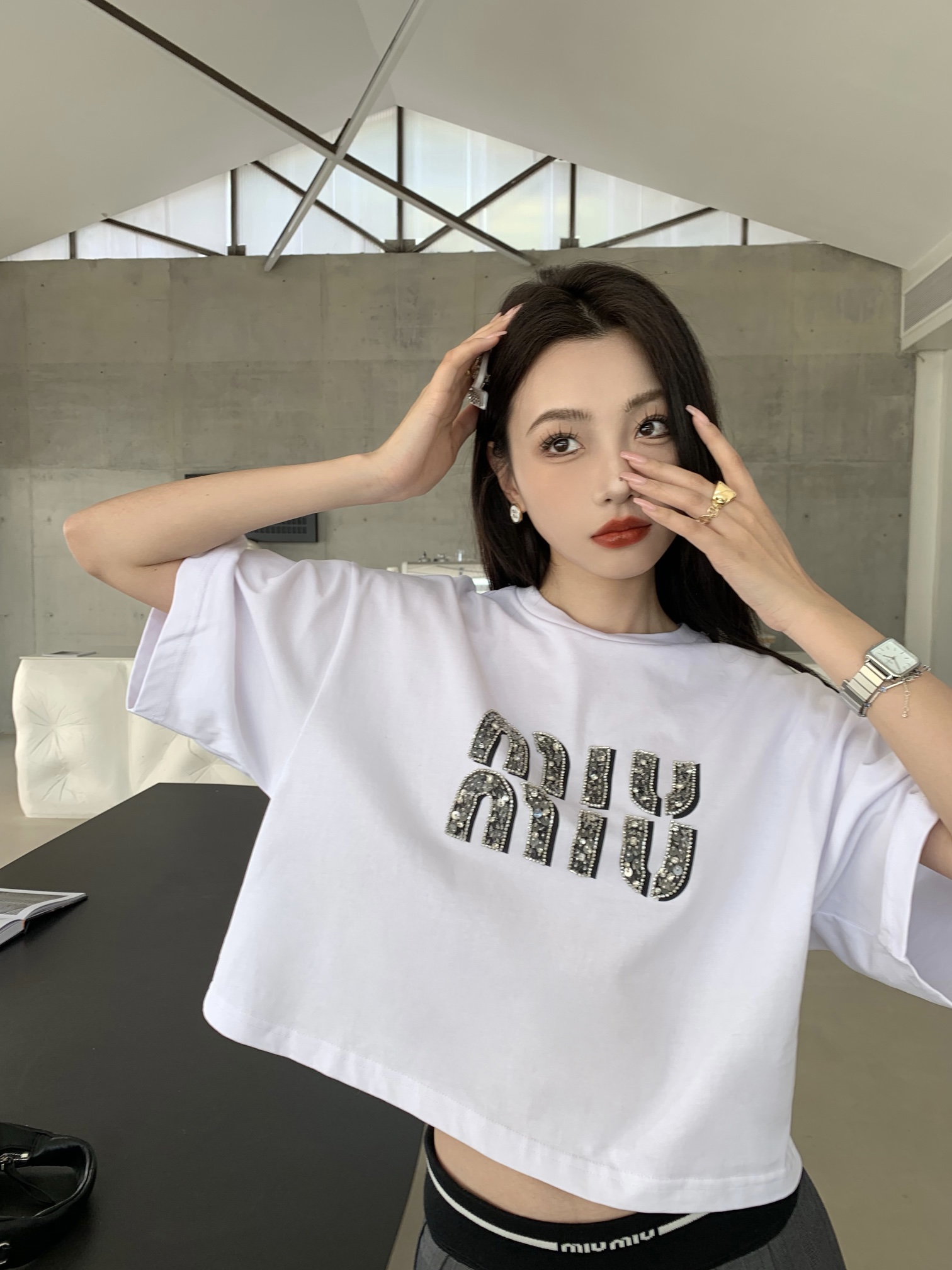 NO:309259,Miu*iu 25Ss early spring new style, sequin diamond decoration logo round neck short-sleeved T-shirt | Exclusive yb development!  High-end production!  Exquisite items that are filled with retro atmosphere. Combine charm style with basic design, reinterpret traditional style high-end plain cotton fabric, with ribbed closures on the cuffs, necklines and hem precise and delicate. Based on the basic color, the chest embroidery diamond logo is eye-catchingly embroidered with short tailoring to modify the body proportions. Simple silhouette and square style define versatile style. You can present a fashionable life atmosphere by wearing it alone or with it in the inner layer. S/M/L, miumiu, T-shirt,tees, t-shirt,alexander wang19860909批Miu*iu 25Ss早春新款 亮片钻饰徽标圆领短袖T恤丨独家yb开发！高版出品！弥漫复古氛围的精致单品 将魅力风情与基础设计融合,重释传统风格款式高阶平纹棉质面料,袖口、领口与下摆的罗纹收口精密细腻,在基础净色基础上,于胸口刺绣钻饰徽标醒目点缀短款剪裁修饰身材比例,简约廓形与方正版型定义百搭风格,单穿或内搭都可呈现时尚生活氛围感现货发售S/M/L,,miumiu,T-shirt,tees，t-shirt,alexander wang,Women's clothing