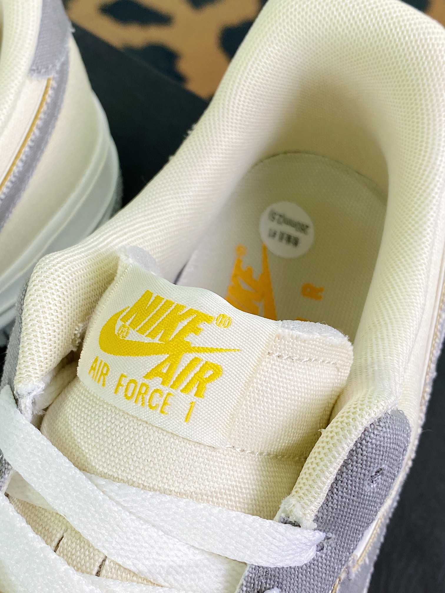 200 Otomo Katsuhiro x 【Nike】 Air Force 1’07 LV8 Low”Steamboy OST”空军一号板鞋“帆布深灰米白黄金星”315122-666