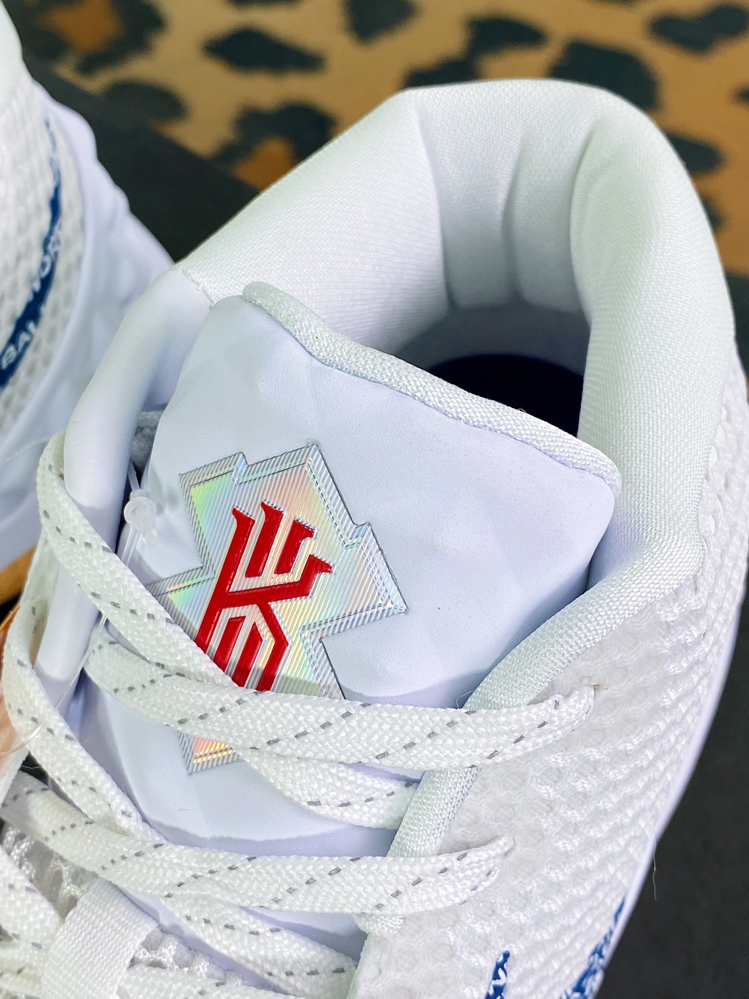 320 Kyrie 1 GS”World 1 People”欧文1代室内篮球鞋“白蓝”584170-001