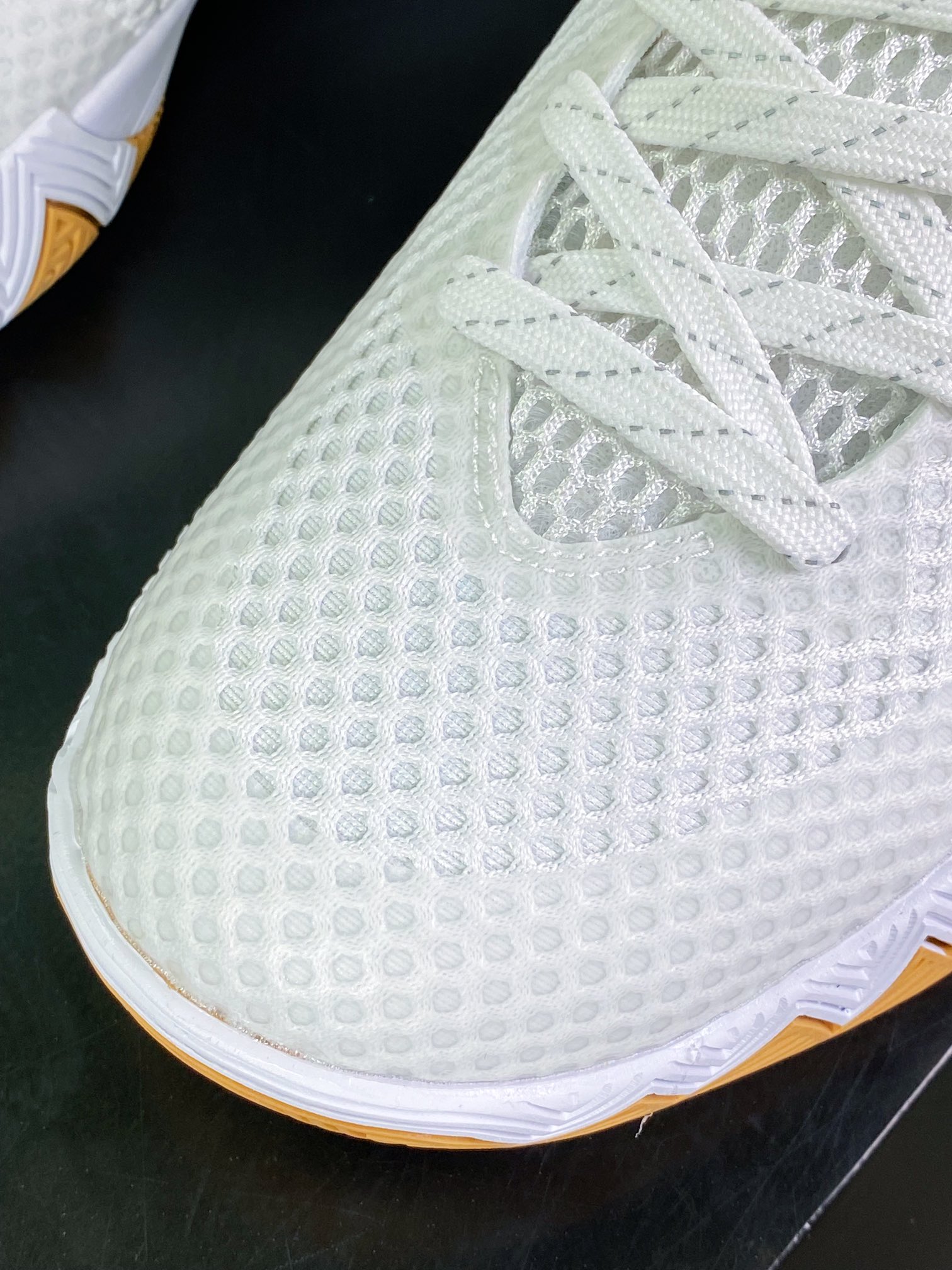 320 Kyrie 1 GS”World 1 People”欧文1代室内篮球鞋“白蓝”584170-001