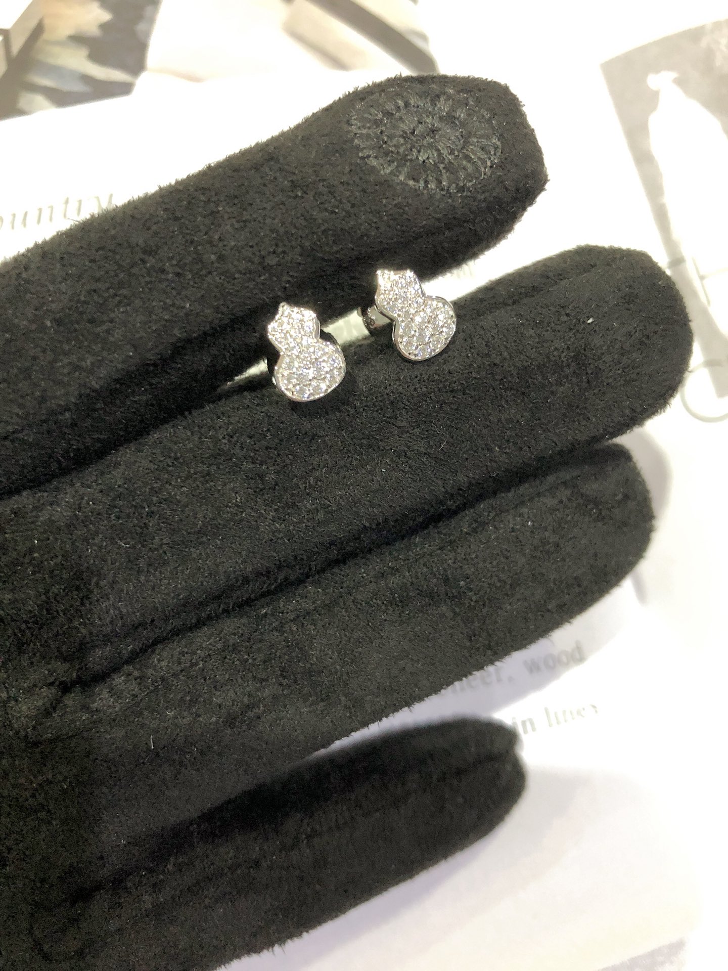 NO:669575,Qe*lin Wulu full diamond gourd earrings. The details are super perfect and the texture is unparalleled. The gourd shape has an upper and lower structure, which fits the earlobes better. The bottom is mirror polished and the text is completely and clearly printed. The handmade buttons can be removed at will. Handmade inlay. Ready goods are shipped in seconds. 88220,, earrings, Cartier high-end jewelry19860909Qe*lin Wulu 满钻葫芦耳环 细节超完美,质感没话说 葫芦造型上下结构,更加贴合耳垂 底部镜面抛光,字印齐全清晰 纯手工制作的扣子可以任意拆卸 纯手工镶嵌 现货秒发88220,,earrings,卡迪亚高端饰品,Jewelry