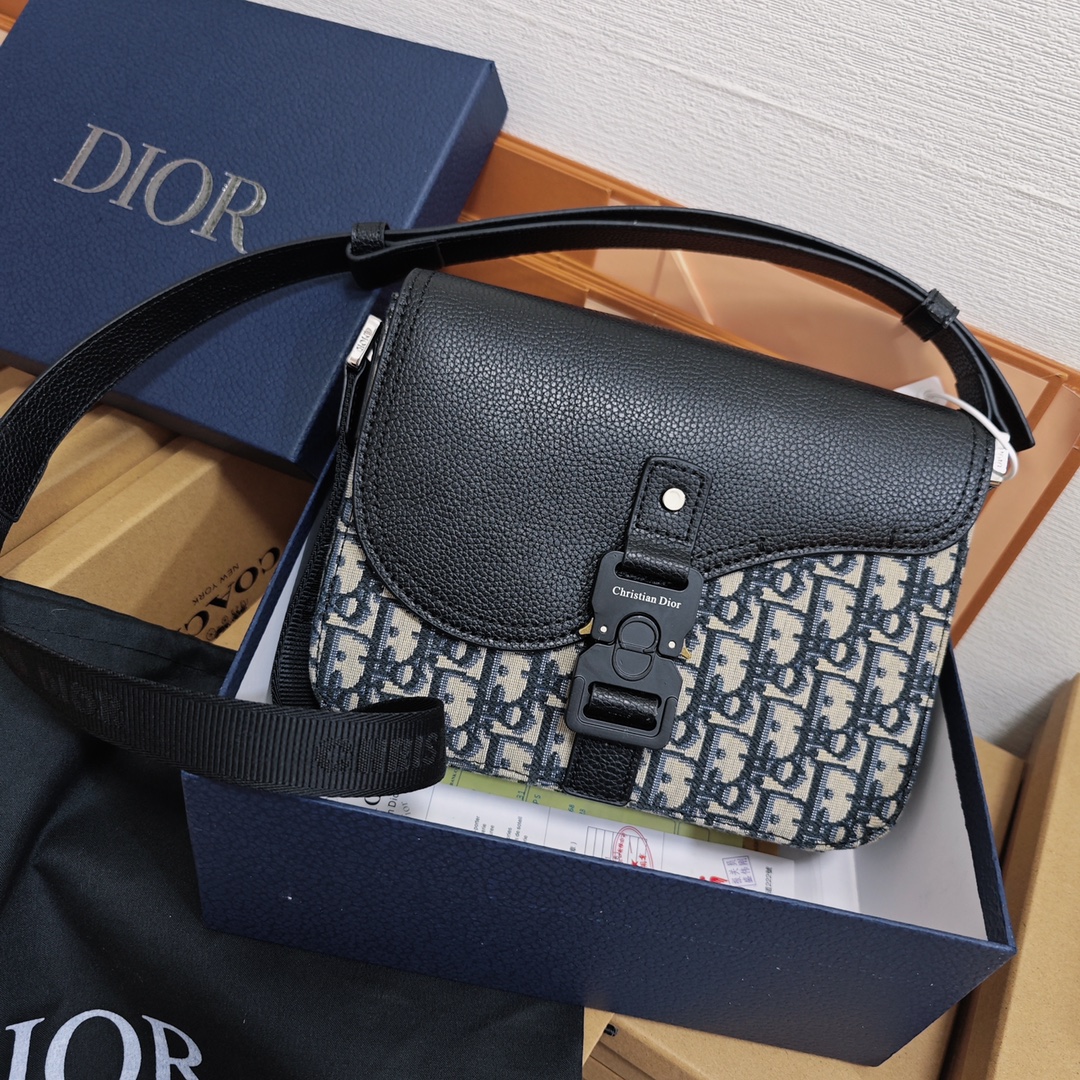 Dior男士马鞍信使包💰220 这款马鞍信使包采用经典的设计,彰显精致的优雅气质,为马鞍系列提升格调,采用黑色粒面牛皮革精心制作,饰以对比鲜明的缉面线,马鞍翻盖点缀以 Christian Dior 标志铝扣,搭配可调节的皮革肩带,可肩背或斜挎。 规格:23*18*6cm