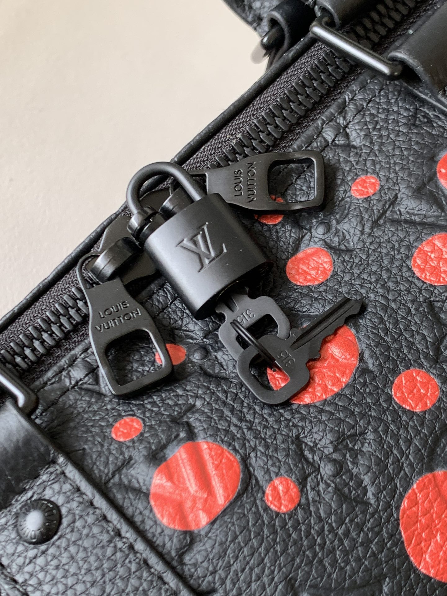 路易威登 x 草间弥生合作系列中,LV x YK Keepall 50 旅行袋在 Taurillon Monogram 6