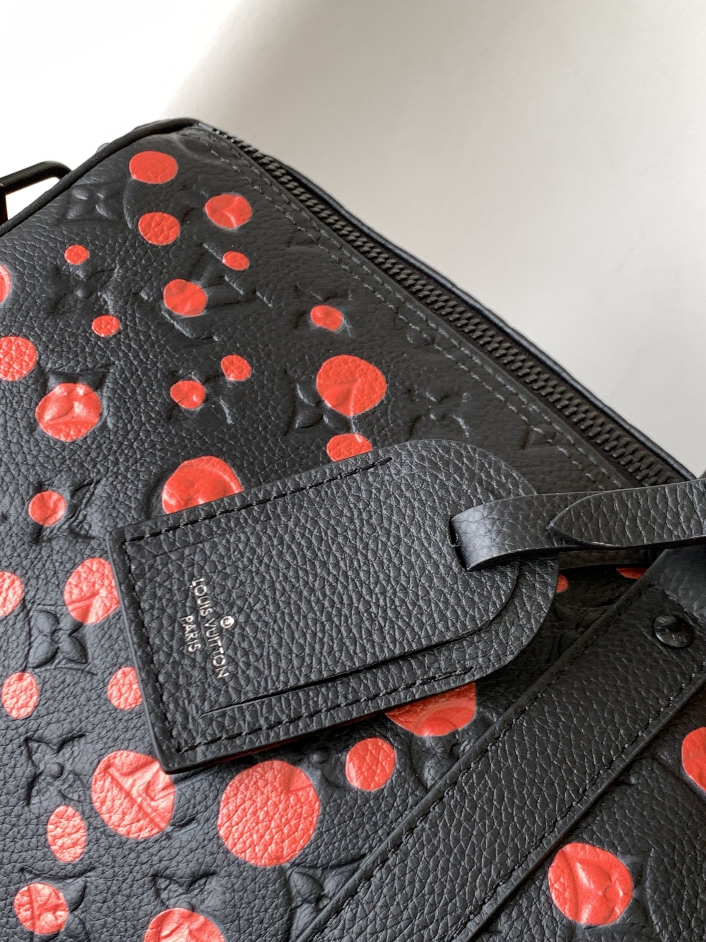 路易威登 x 草间弥生合作系列中,LV x YK Keepall 50 旅行袋在 Taurillon Monogram 5