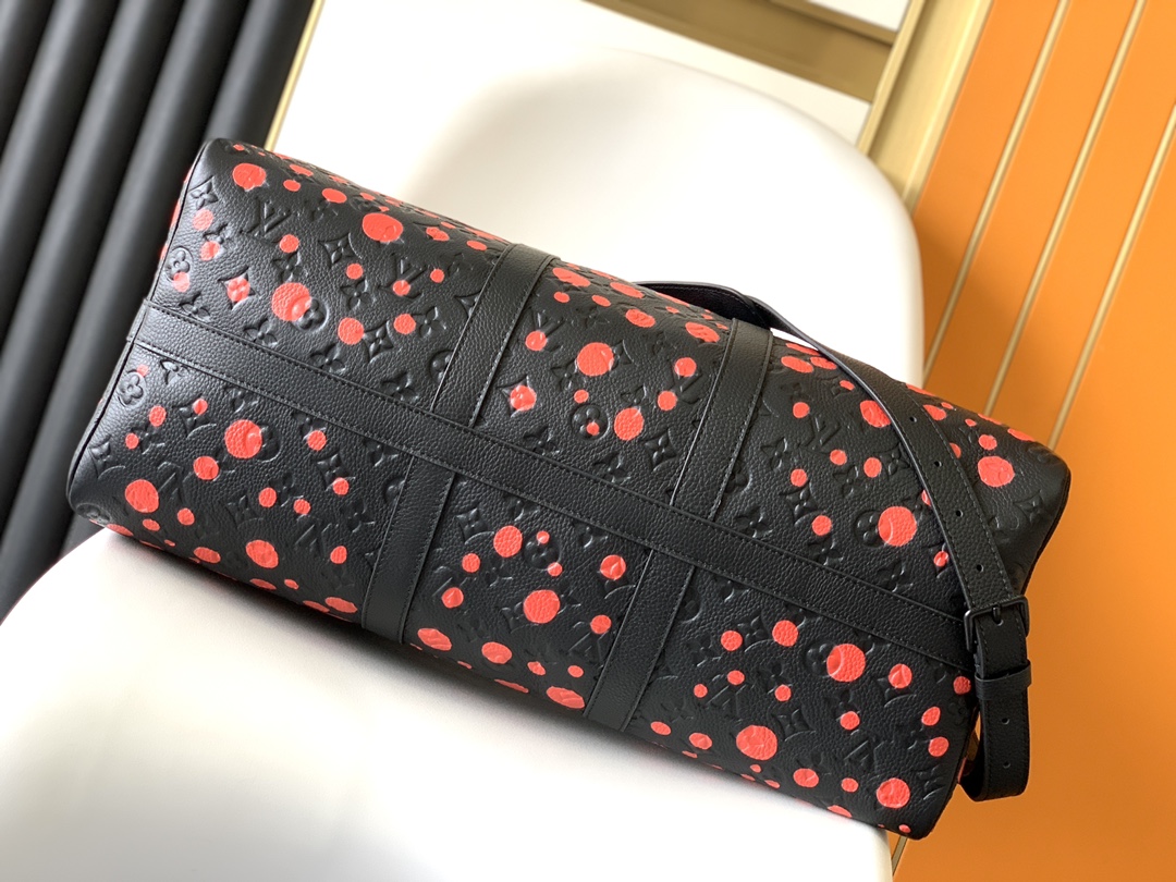 路易威登 x 草间弥生合作系列中,LV x YK Keepall 50 旅行袋在 Taurillon Monogram 4