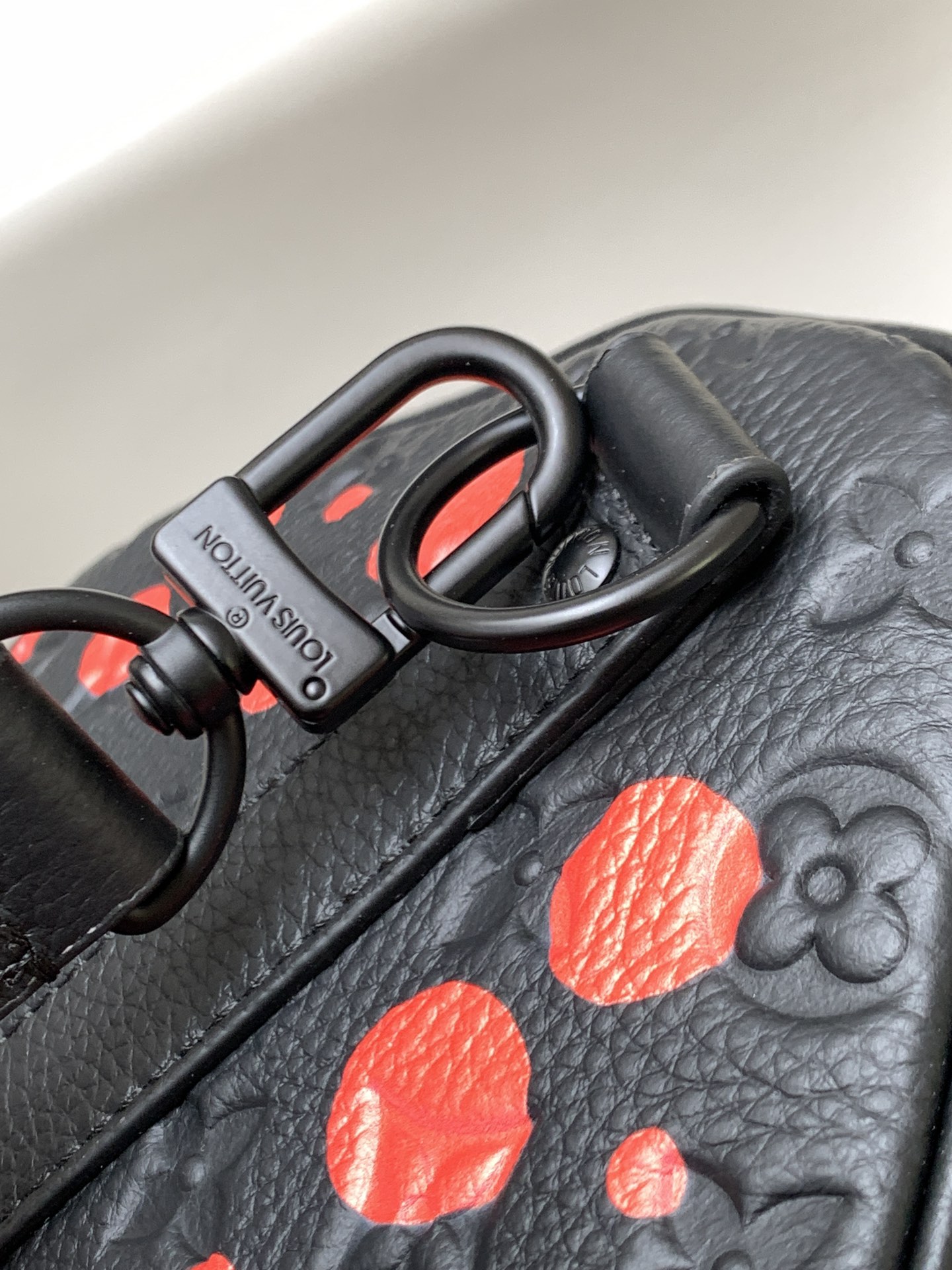 路易威登 x 草间弥生合作系列中,LV x YK Keepall 50 旅行袋在 Taurillon Monogram 7