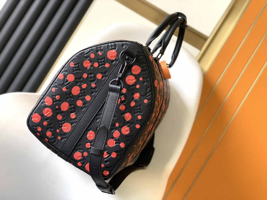 路易威登 x 草间弥生合作系列中,LV x YK Keepall 50 旅行袋在 Taurillon Monogram 2