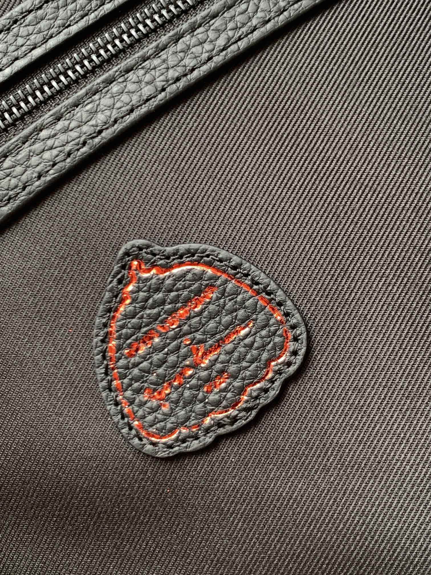 路易威登 x 草间弥生合作系列中,LV x YK Keepall 50 旅行袋在 Taurillon Monogram 9