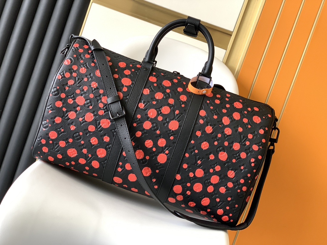 路易威登 x 草间弥生合作系列中,LV x YK Keepall 50 旅行袋在 Taurillon Monogram 3