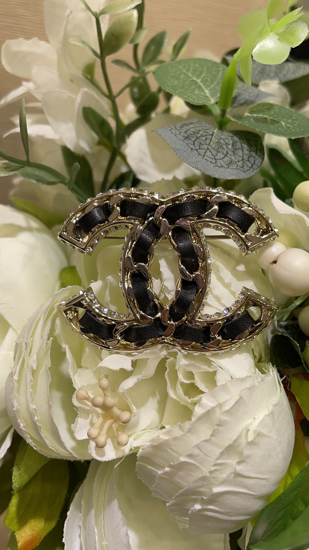 NO:634816,88200, arrived today 23 new black gold color leather chain-set diamond double C brooch Classic black gold color yyds Elegant with a sweet and cool feeling Low-key and classy Practical and versatile all year round Same style for men and women Buy yb developed and customized Lambskin Swarovski diamond material, brooch, breastpin, sheepskin, Cardia high-end jewelry1986090988200,今日到货 23新款黑金配色皮穿链镶钻双C胸针 经典黑金配色yyds 优雅中带着甜酷感 低调又有的气质 一年四季实用百搭 男女同款 购买yb开发定制 小羊皮 施华洛钻材质,,brooch，breastpin,sheepskin,卡迪亚高端饰品,Jewelry