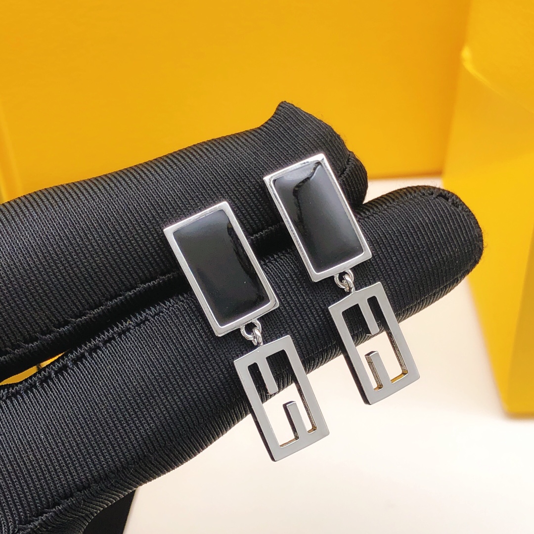 Número FDED0053 Fendi pendientes cuadrados negros
