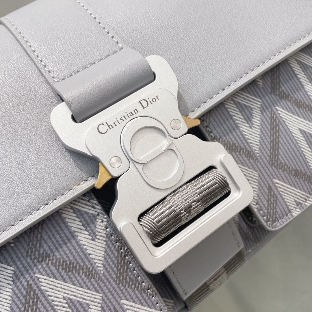 迪奥Dior顶级进口原厂牛皮HittheRoad手袋9972这款HittheRoad手袋搭配肩带是本季新