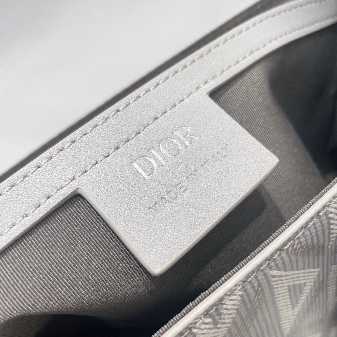 迪奥Dior顶级进口原厂牛皮HittheRoad手袋9972这款HittheRoad手袋搭配肩带是本季新