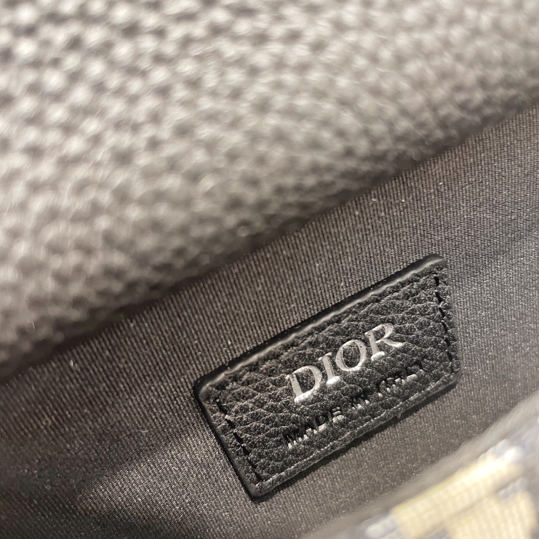 迪奥Dior顶级进口原厂刺绣配进口牛皮马鞍手袋9973这款马鞍竖版手袋搭配肩带采用时尚的设计彰显精致的优