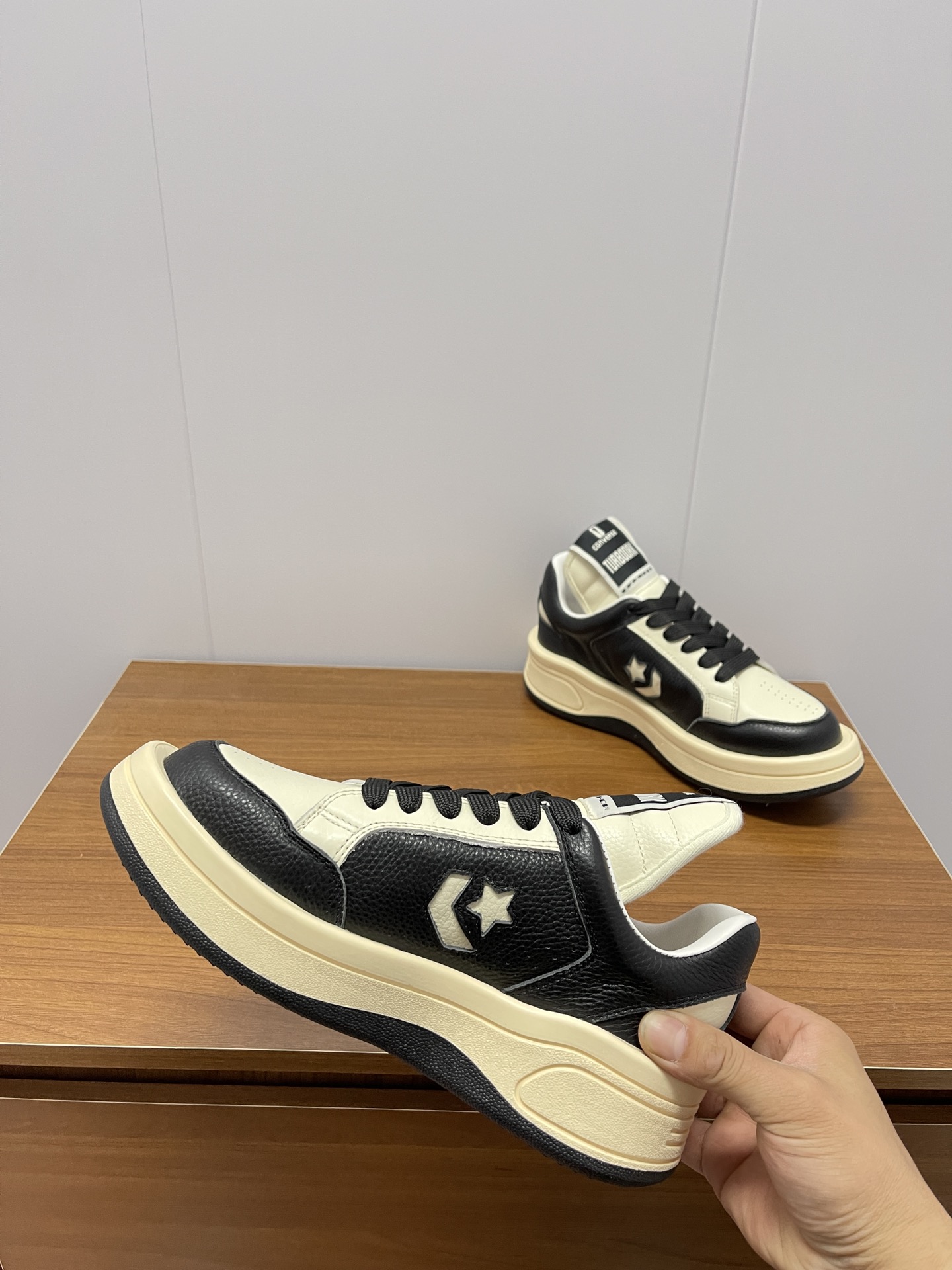 New Rick Owens x Converse DRKSHDW Series: Light White Sports Shoes with Unique Design - 图片 7