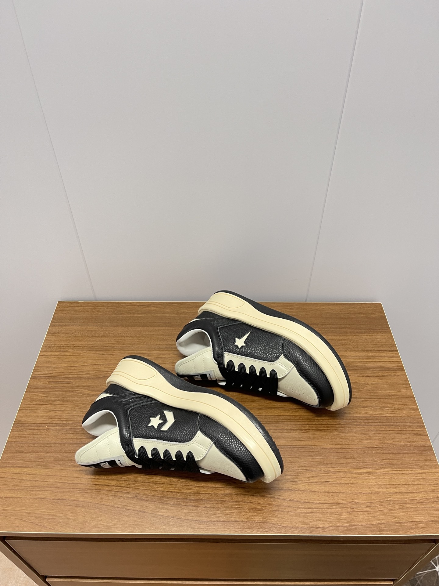 New Rick Owens x Converse DRKSHDW Series: Light White Sports Shoes with Unique Design - 图片 3
