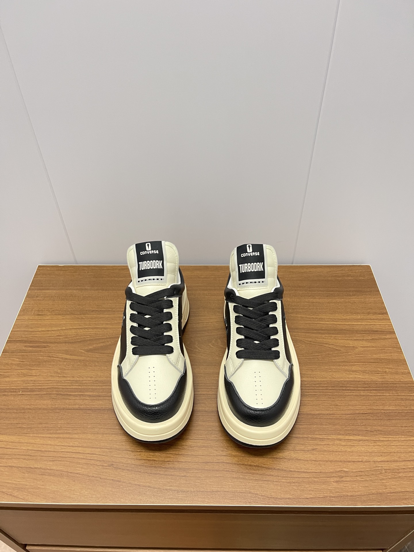 New Rick Owens x Converse DRKSHDW Series: Light White Sports Shoes with Unique Design - 图片 4