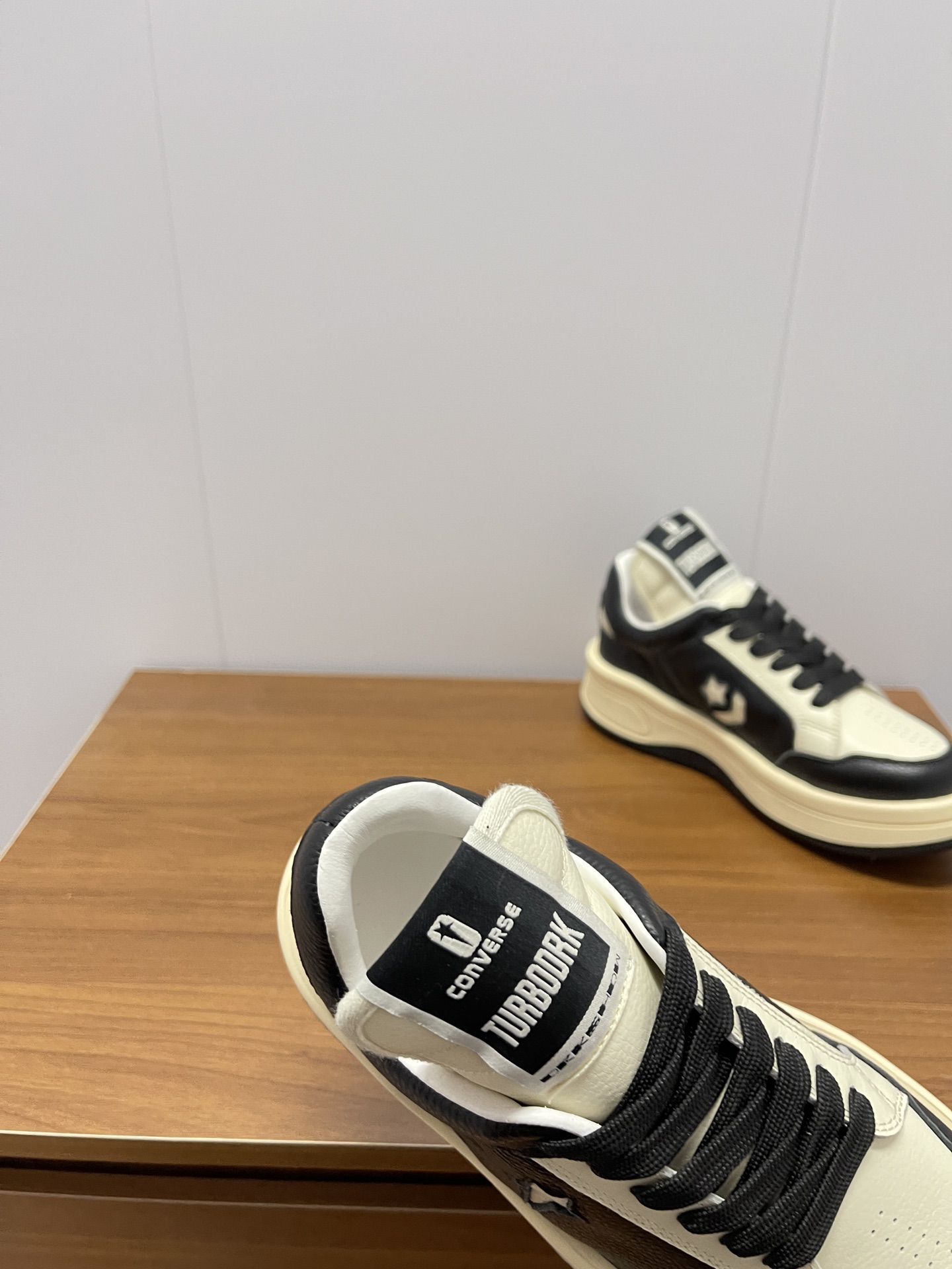 New Rick Owens x Converse DRKSHDW Series: Light White Sports Shoes with Unique Design - 图片 6