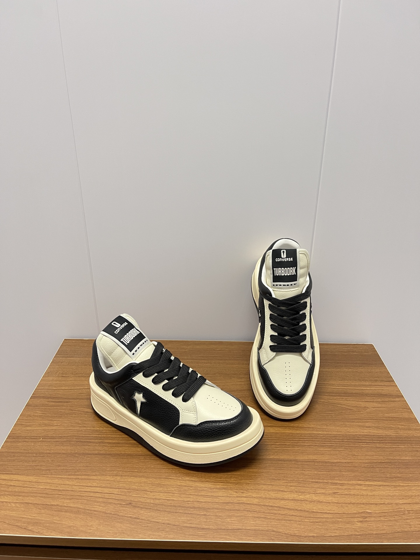 New Rick Owens x Converse DRKSHDW Series: Light White Sports Shoes with Unique Design - 图片 5