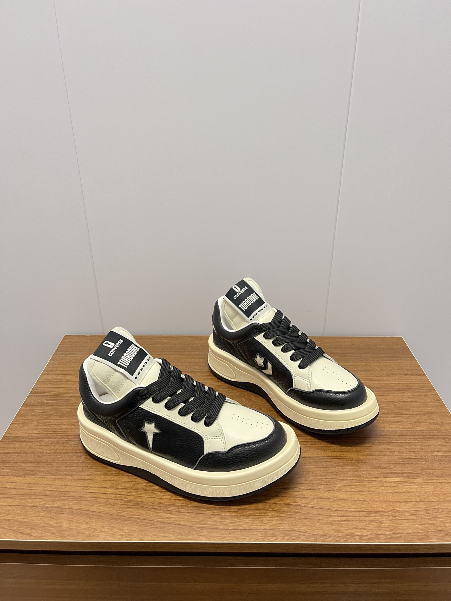 New Rick Owens x Converse DRKSHDW Series: Light White Sports Shoes with Unique Design - 图片 2