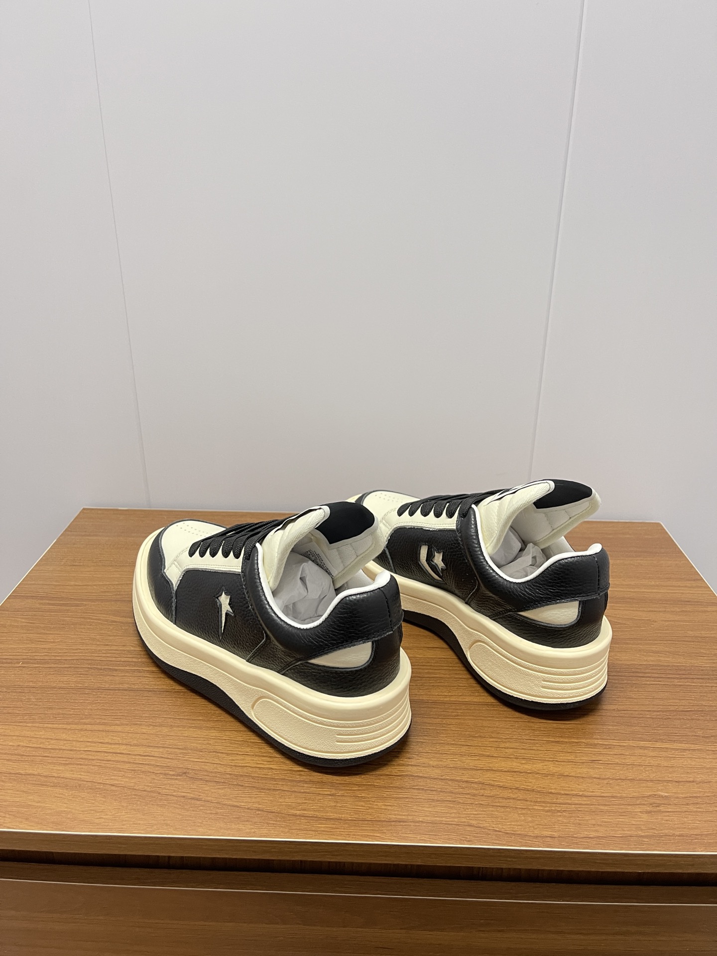 New Rick Owens x Converse DRKSHDW Series: Light White Sports Shoes with Unique Design - 图片 8