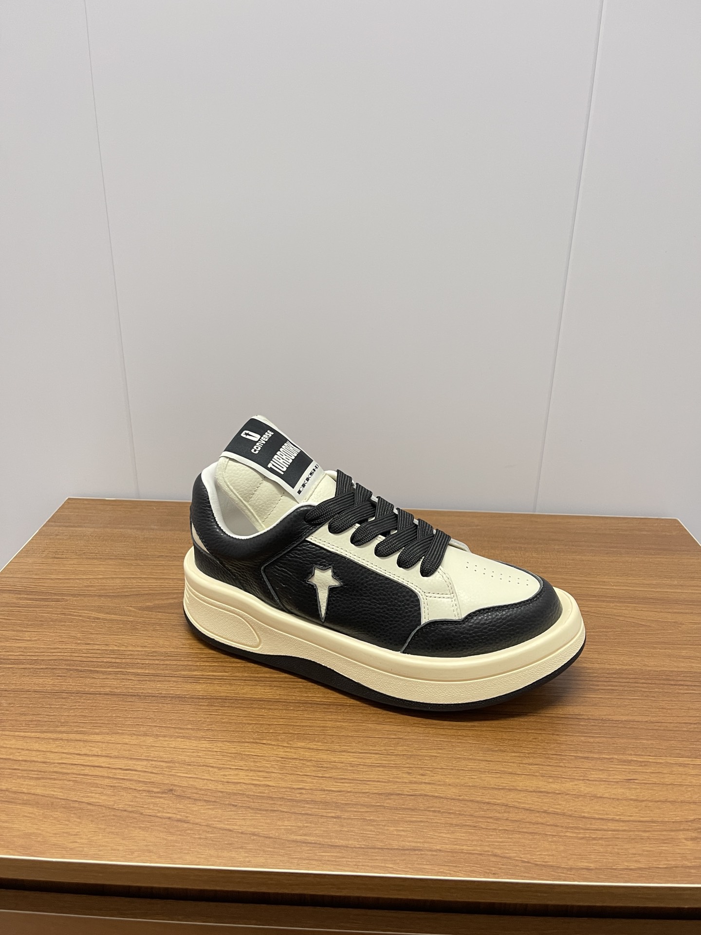 New Rick Owens x Converse DRKSHDW Series: Light White Sports Shoes with Unique Design - 图片 9