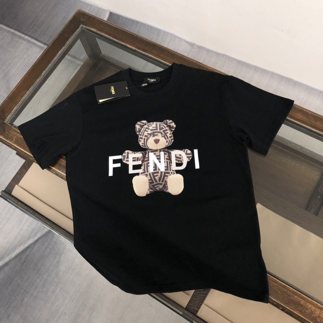 🔥Fendi 芬迪 春夏新款小熊🐻短袖T恤！！ 客供定织100%全棉材质制成，面料手感舒爽，透气性与吸湿性极佳，即便是在炎热的天气也感觉不到闷热感！衣身胸前以趣味形式呈现而成的品牌潮流Logo，质感厚实牢密！基础宽松的圆领版型裁剪，超…