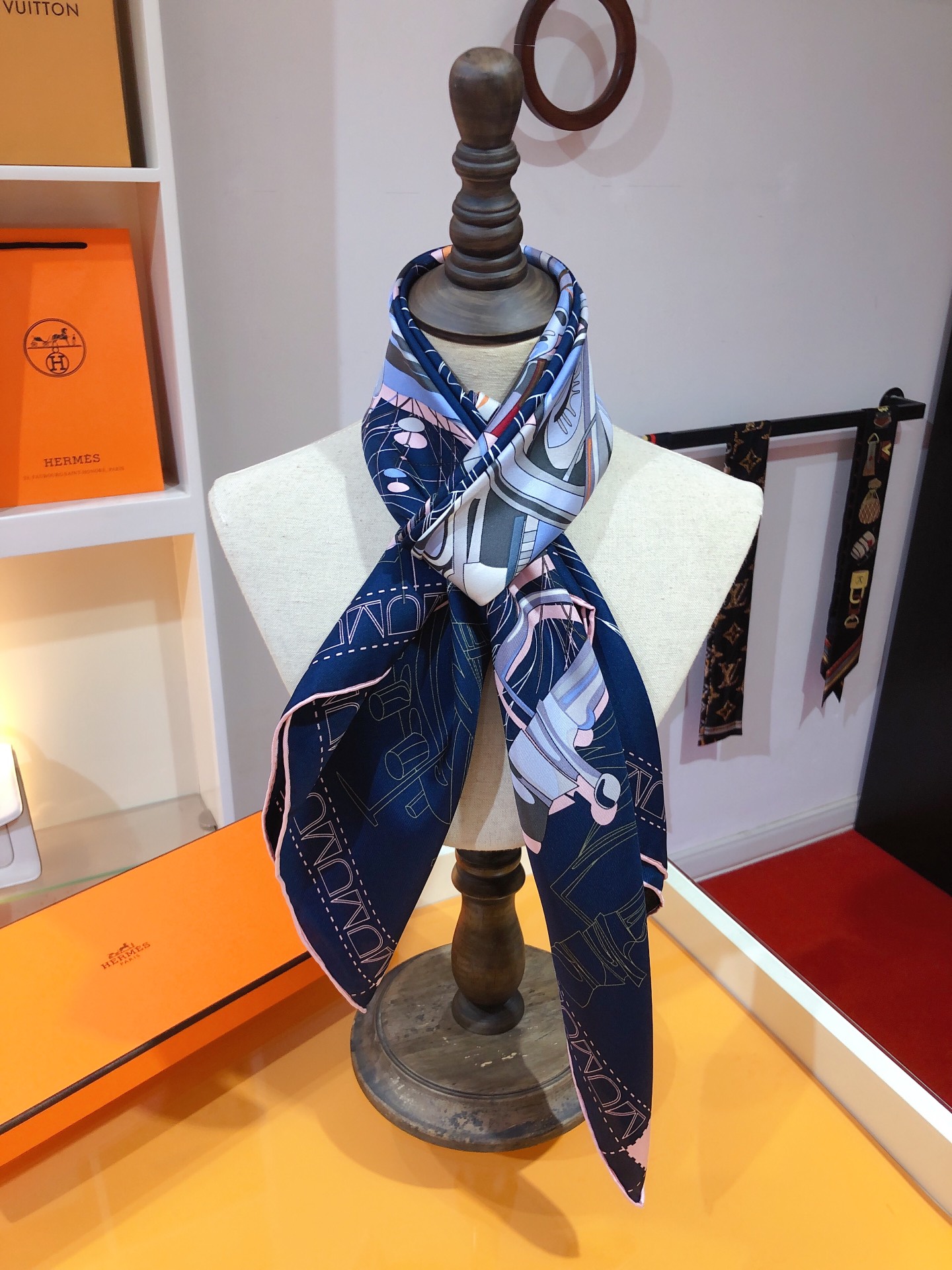 🌼SHMS2313🌼爱马仕【机械骏马】90cm真丝方巾，Hermes必备配饰可以多种方式佩戴，与任何服饰