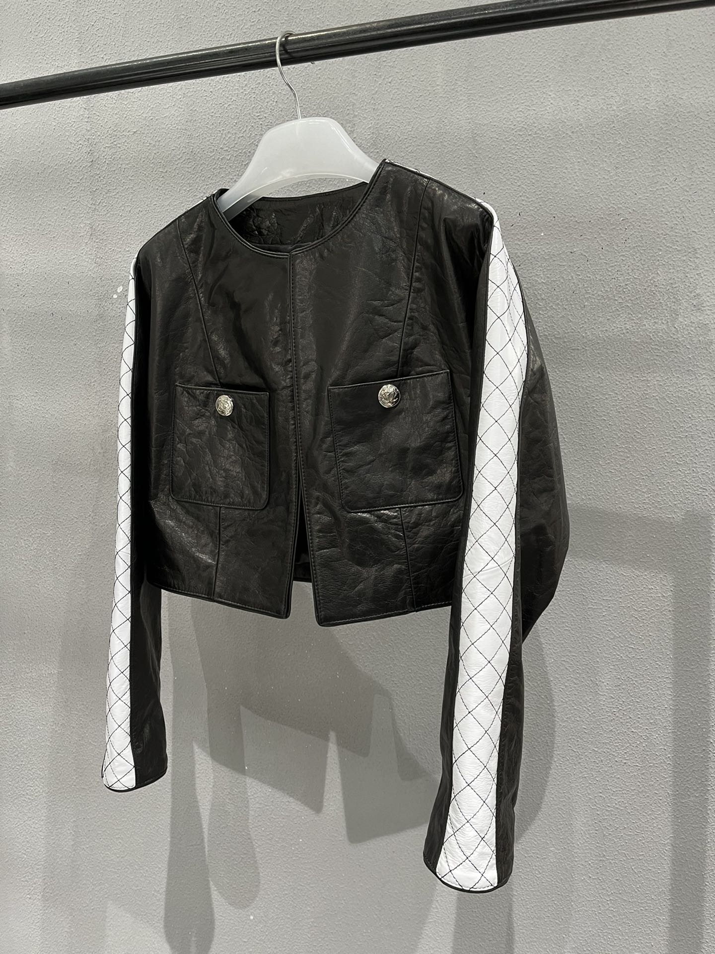 NO:721627,Jacket, Chanel cowhide jacket, short wide design, original buttons and lining, very textured., Chanel - clothing, chanel, jackets & coats, cowhide,19860909外套,香奈儿牛皮外套短款阔版设计,原版纽扣和里布,非常有质感.,香奈儿-服装,chanel,jackets & coats,cowhide,,Women's clothing