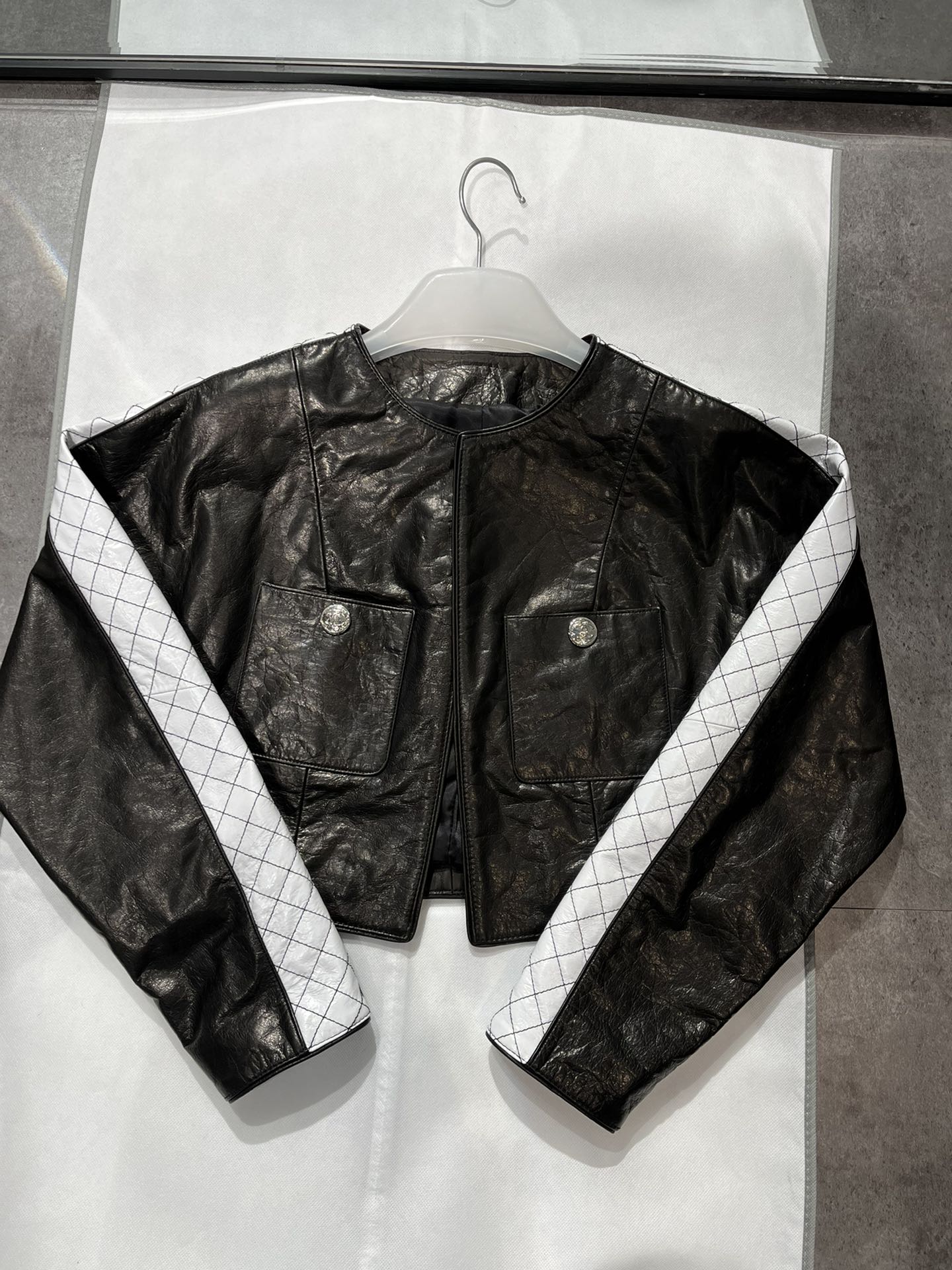 NO:721632,Jacket, Chanel cowhide jacket with short wide design, original buttons and lining, very textured. Black jacket size S-XL, loose, Chanel-clothing, chanel, jackets & coats, cowhide,19860909外套,香奈儿牛皮外套短款阔版设计,原版纽扣和里布,非常有质感. 黑色外套尺寸S- Xl码,宽松,香奈儿-服装,chanel,jackets & coats,cowhide,,Women's clothing