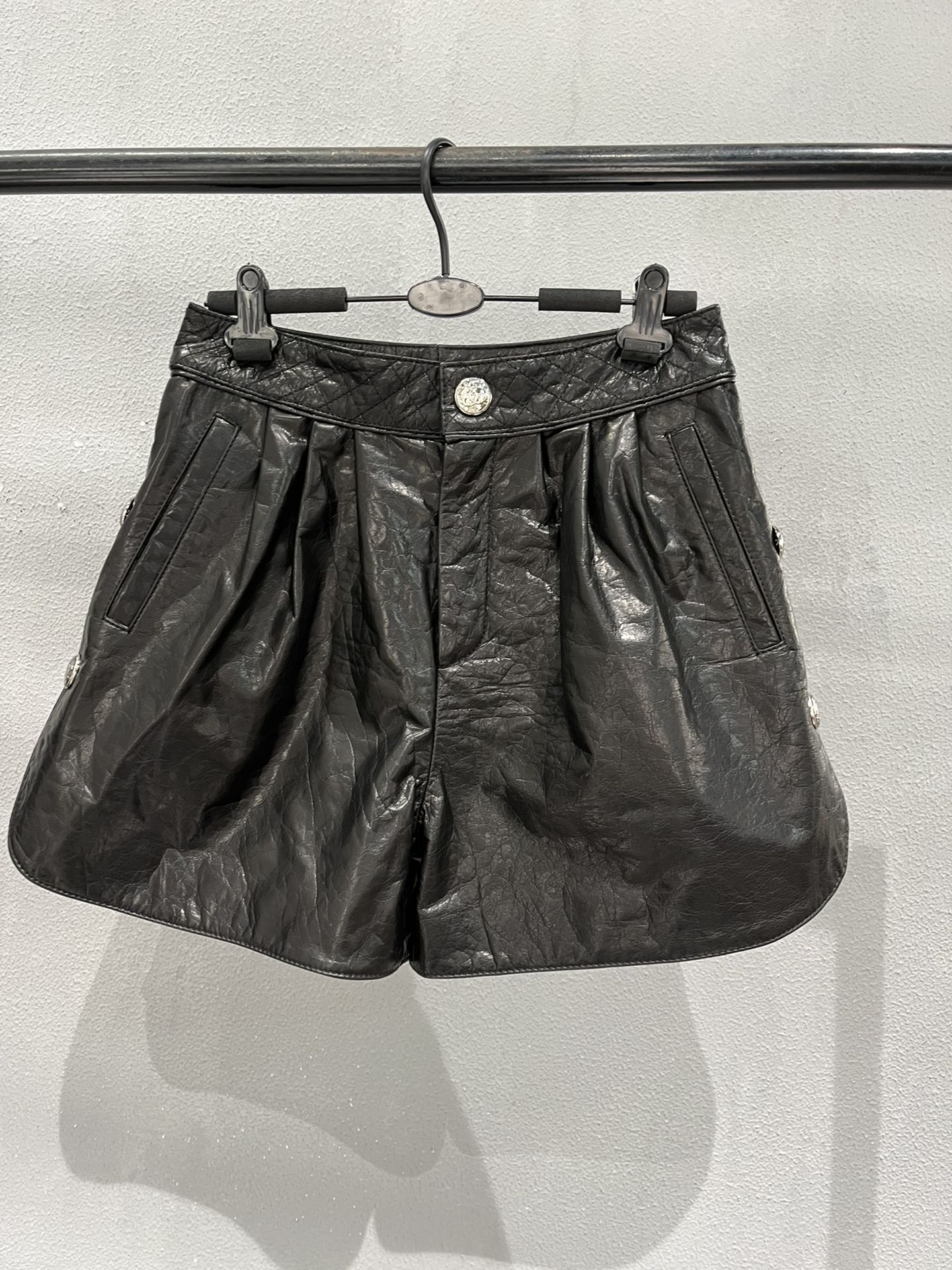 NO:721615,Shorts, Chanel leather shorts, wide-leg version, original button lining., Chanel-clothing, chanel, shorts, cowhide,19860909短裤,香奈儿牛皮短裤,阔腿版型,原版纽扣里布.,香奈儿-服装,chanel,shorts,cowhide,,Women's clothing